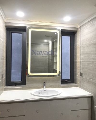 Đèn led gương nhà tắm không chỉ làm cho gương của bạn trở nên nổi bật và sang trọng mà còn giúp tạo ra một không gian tắm sáng đẹp, tạo cảm giác thoải mái và thư giãn hơn cho khách hàng của bạn. Với công nghệ hiện đại và thời trang, loại đèn này chắc chắn sẽ là lựa chọn hoàn hảo cho nhà tắm của bạn.